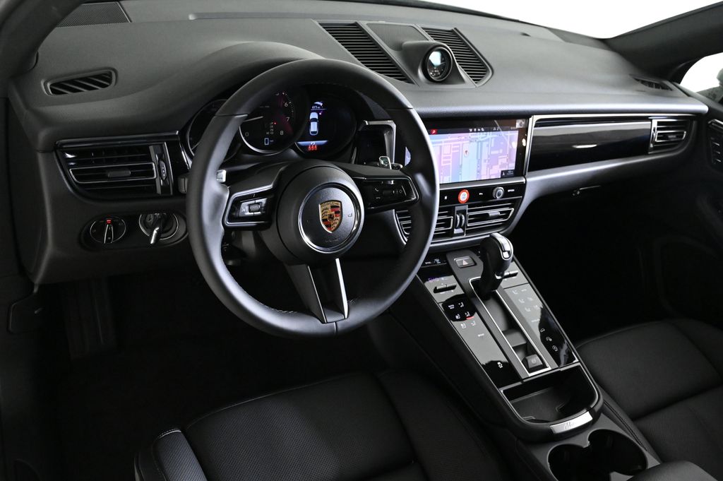 2026 Porsche Macan T photo 4