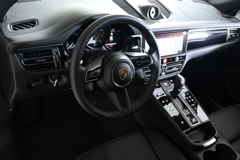 2026 Porsche Macan S photo 4