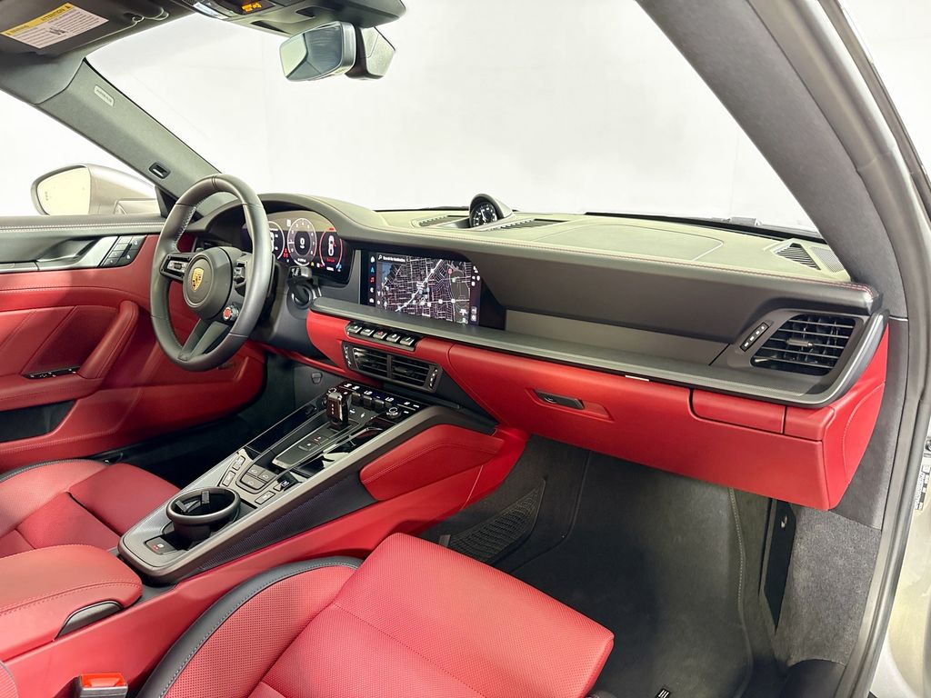 2025 Porsche 911 - Photo 17