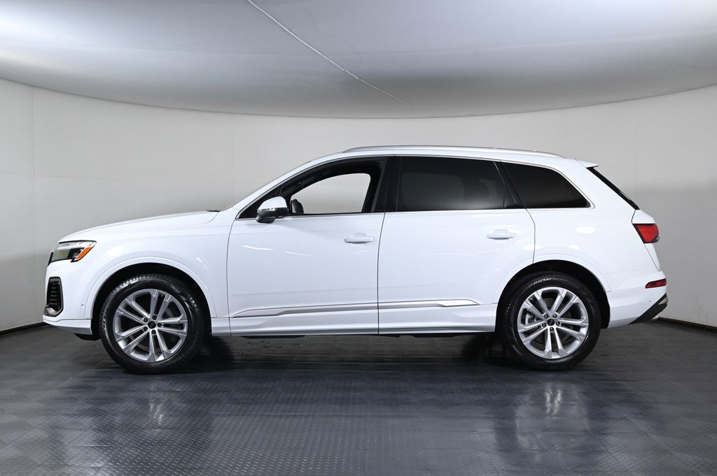 2025 Audi Q7 quattro Premium Plus photo 2