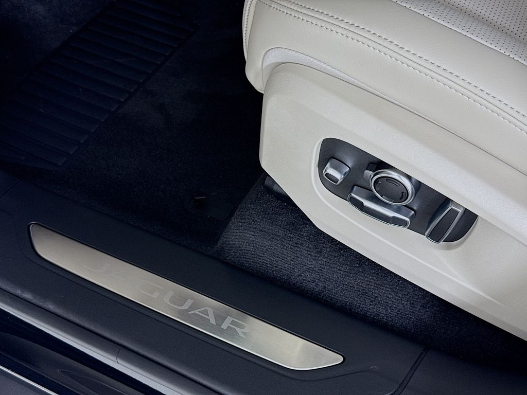 2026 Jaguar F-Pace R-Dynamic S - Photo 18