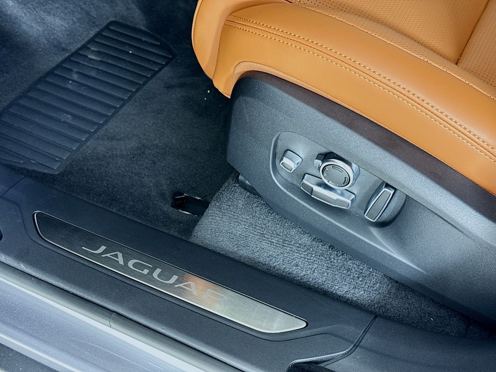 2026 Jaguar F-Pace R-Dynamic S - Photo 17