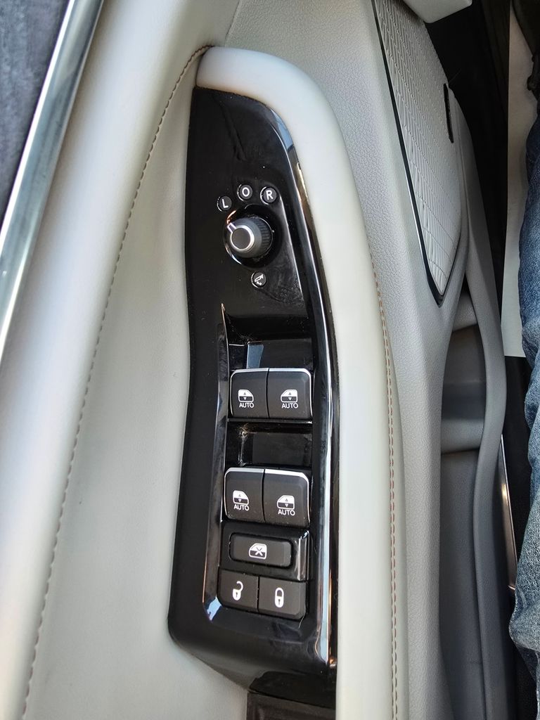 2022 Jeep Grand Cherokee Overland - Photo 23