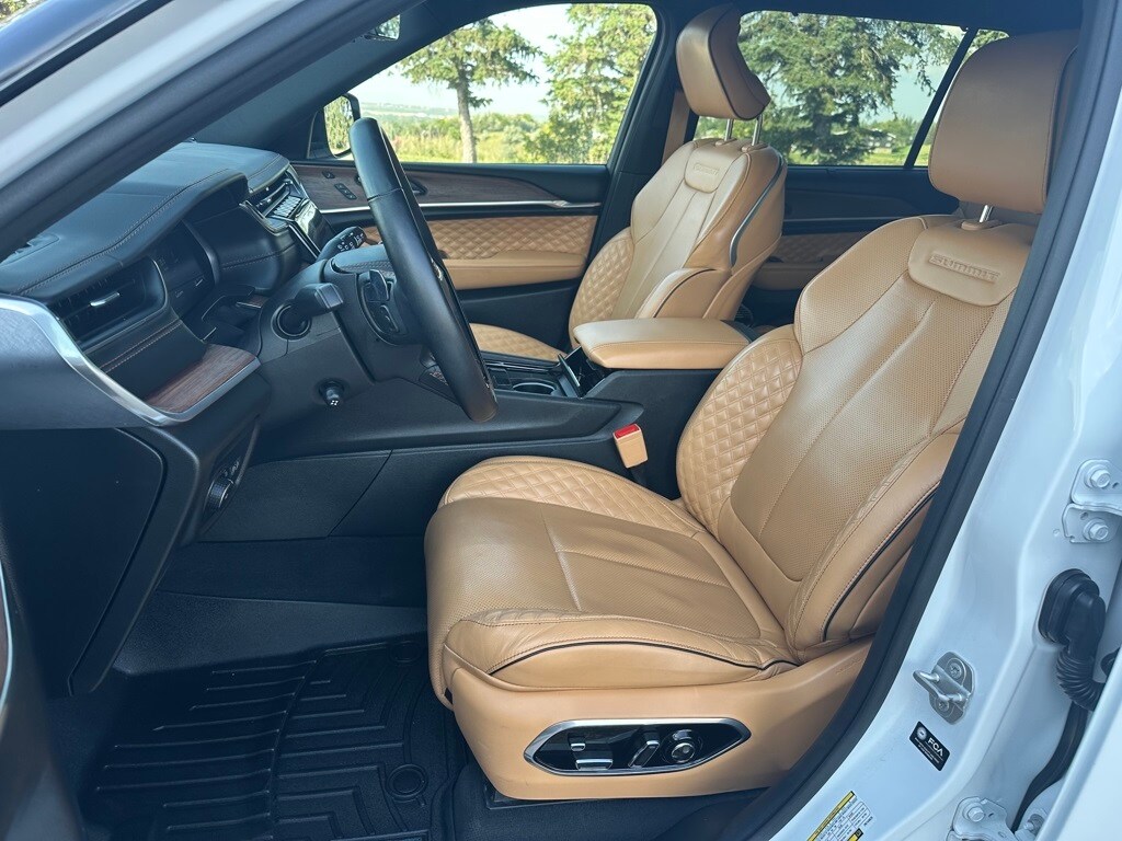 2023 Jeep Grand Cherokee L Summit photo 2