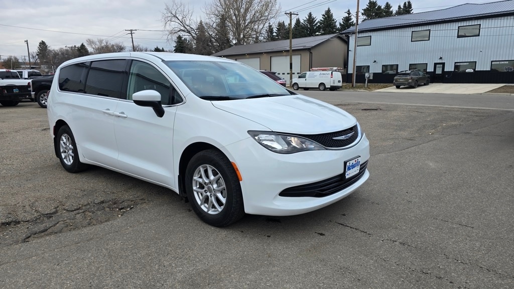 2020 Chrysler Voyager LX photo 4