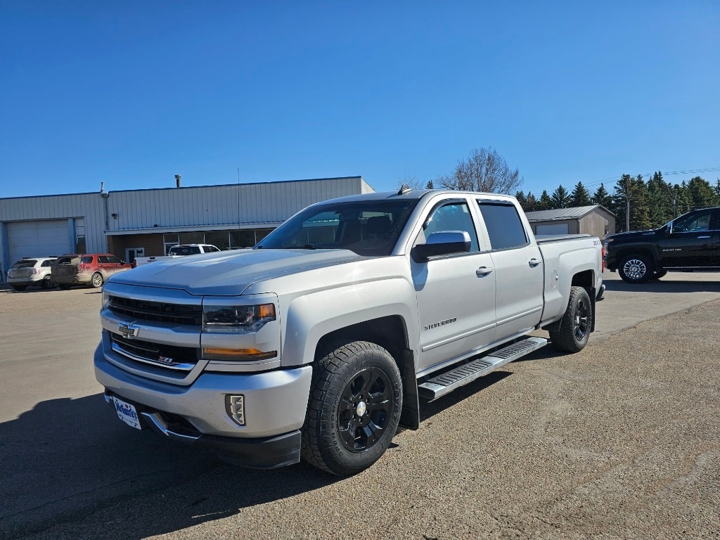 Used 2018 Chevrolet Silverado 1500 LT with VIN 3GCUKREC4JG104037 for sale in Minot, ND