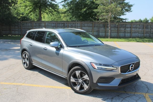 Used 2020 Volvo V60 Cross Country Base with VIN YV4102WK1L1047378 for sale in Bay City, MI
