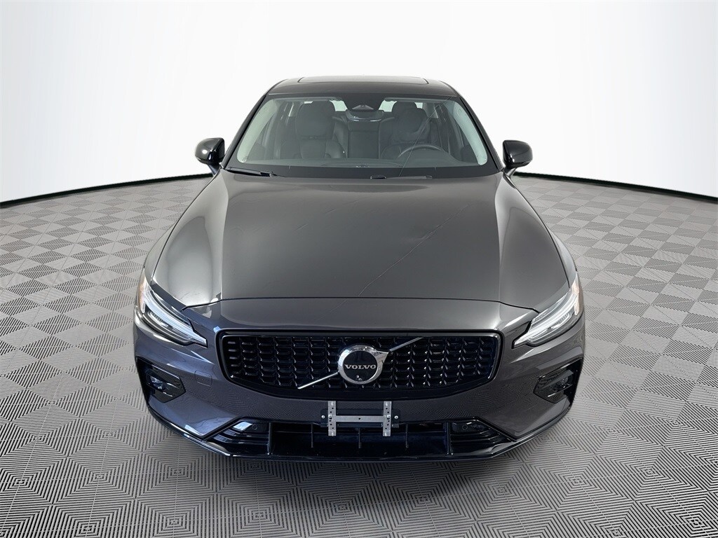 2024 Volvo S60 B5 Plus photo 2