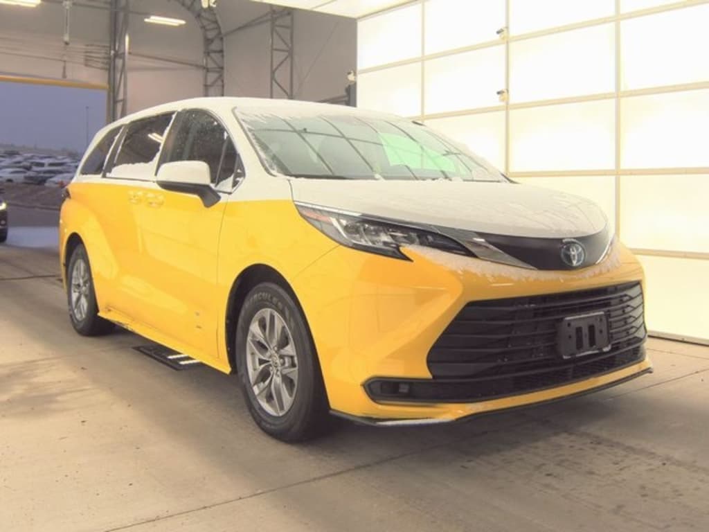 Used 2022 Toyota Sienna LE Minivan/Van