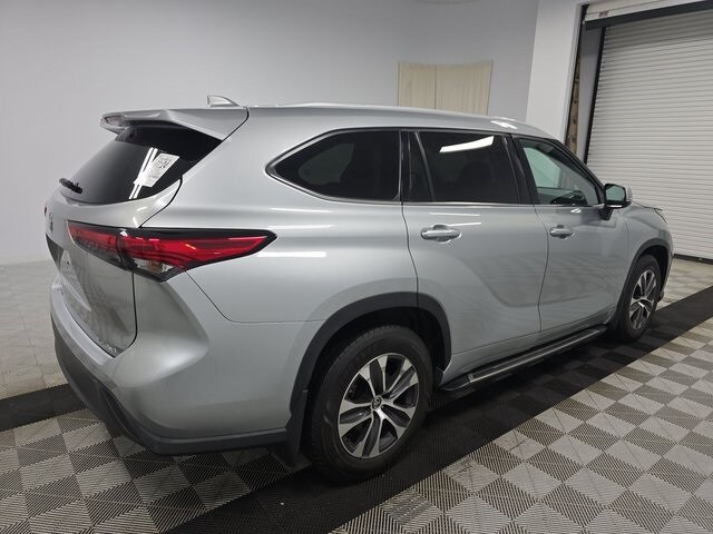 2022 Toyota Highlander XLE photo 2