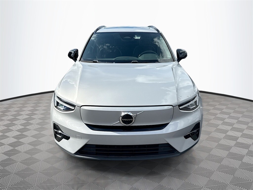 2023 Volvo XC40 Recharge Twin Plus photo 2