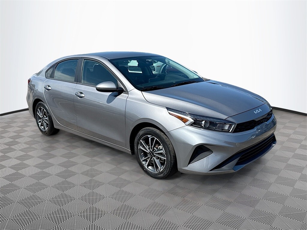 2023 Kia Forte LXS photo 3