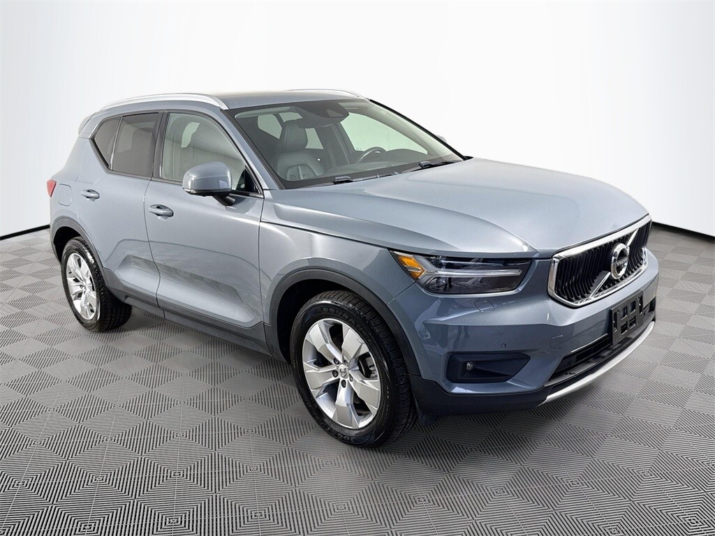 2021 Volvo XC40 Momentum photo 3