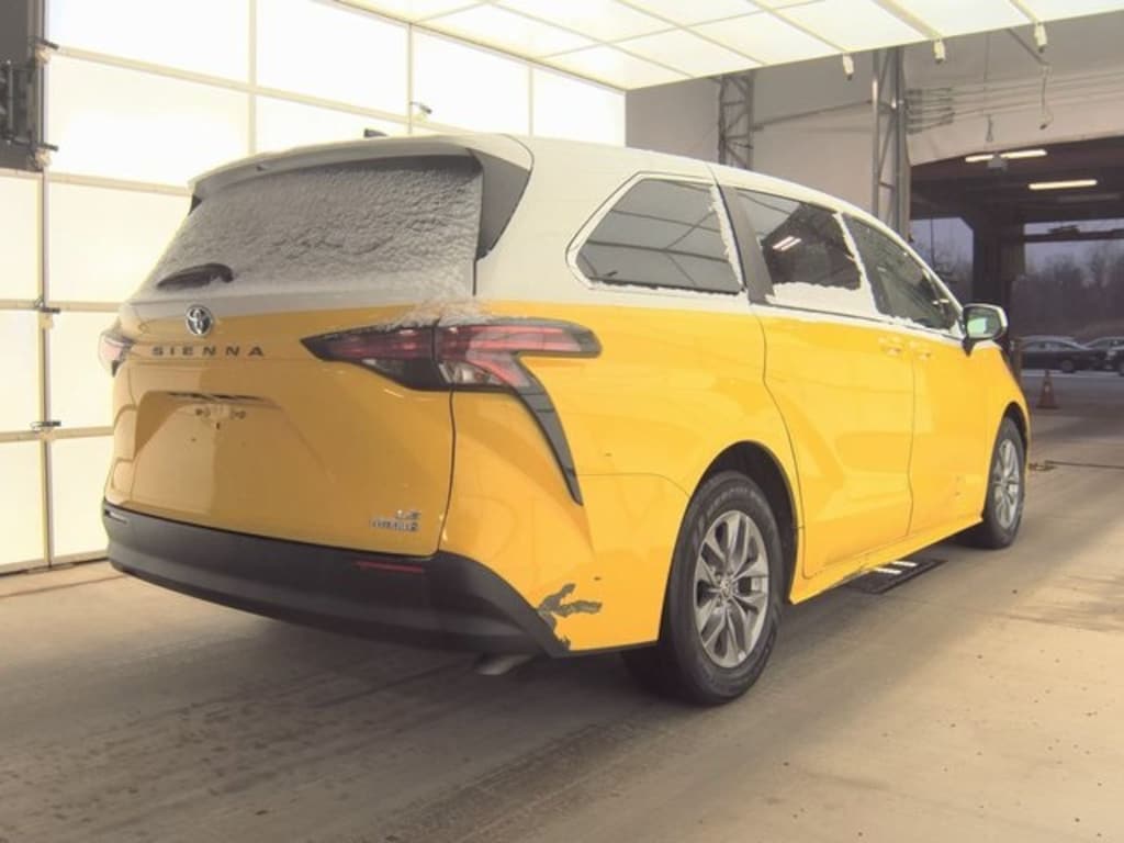 Used 2022 Toyota Sienna LE Minivan/Van