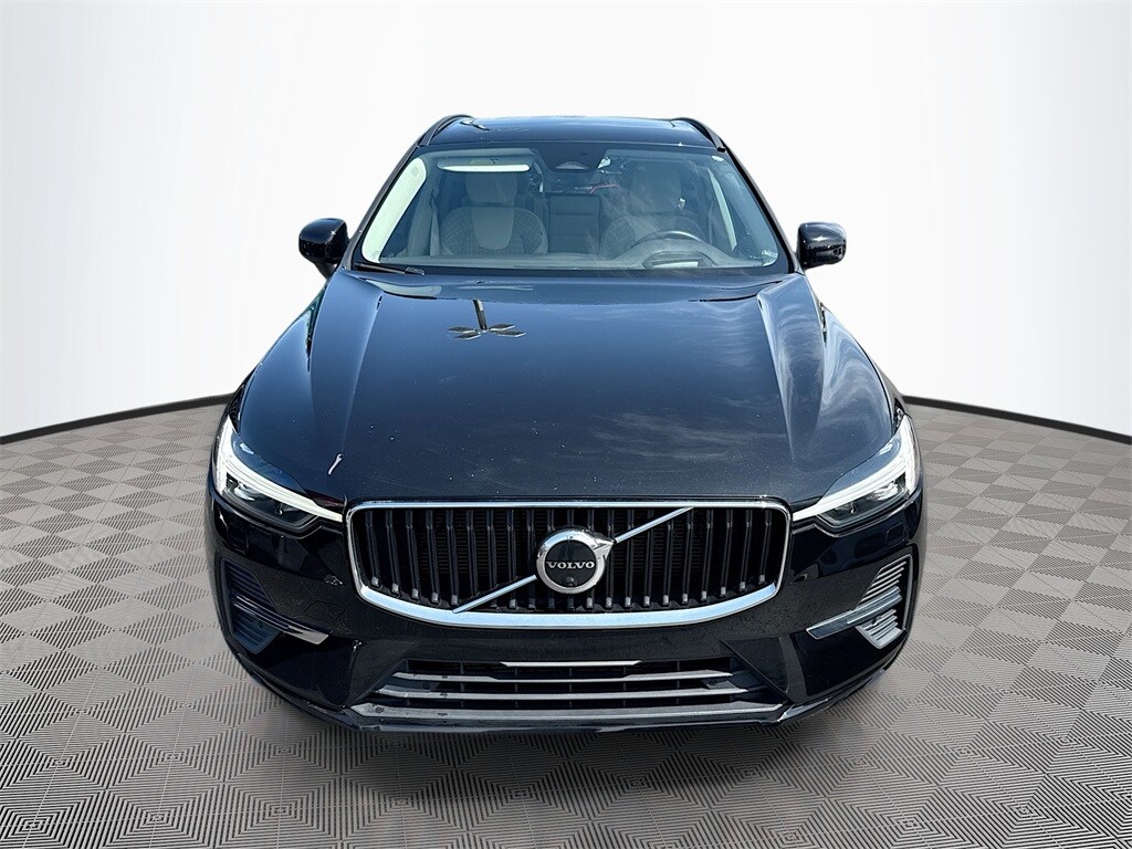 2022 Volvo XC60 B5 Momentum photo 2