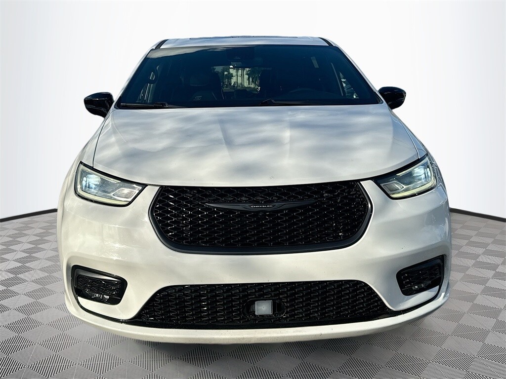 2023 Chrysler Pacifica Hybrid Limited photo 2