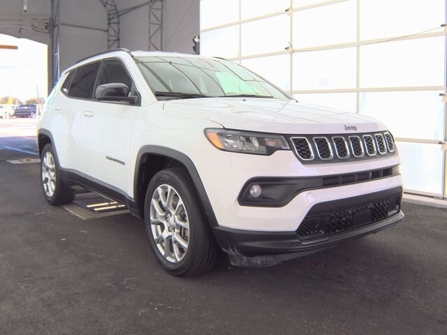 2024 Jeep Compass Latitude Lux photo 3