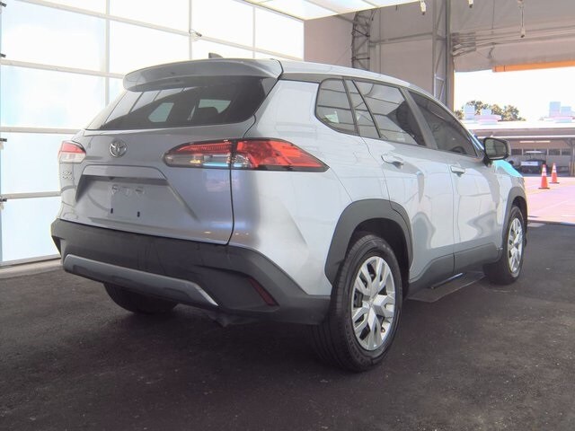 2022 Toyota Corolla Cross L photo 2