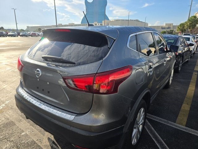 2018 Nissan Rogue Sport S photo 2