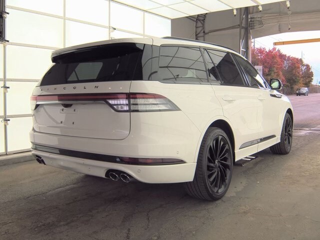 2023 Lincoln Aviator Black Label photo 2