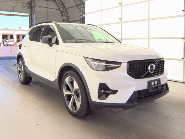 2023 Volvo XC40 Plus photo 3