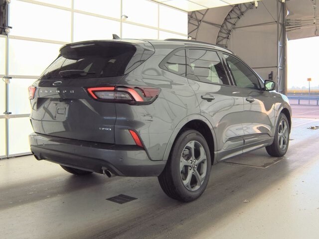 2023 Ford Escape ST-Line photo 2