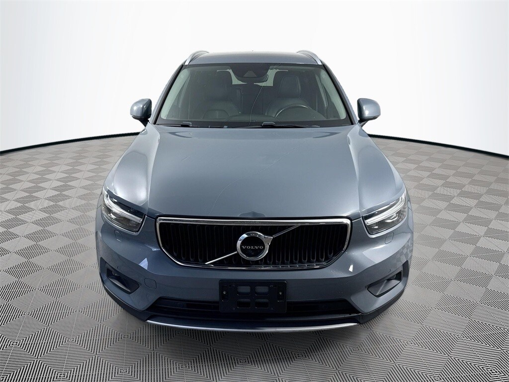 2021 Volvo XC40 Momentum photo 2