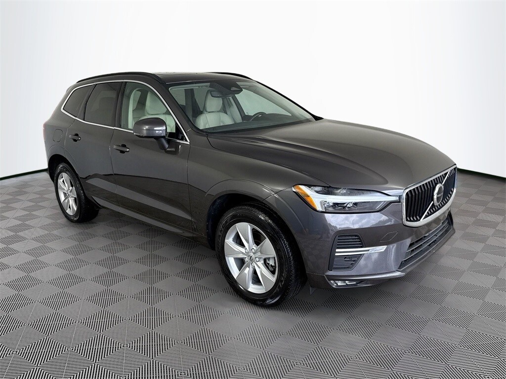 2022 Volvo XC60 B5 Momentum photo 3