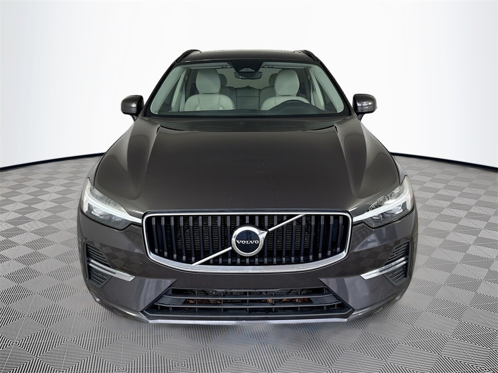 2022 Volvo XC60 B5 Momentum photo 2