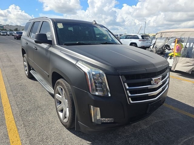2018 Cadillac Escalade Luxury photo 2