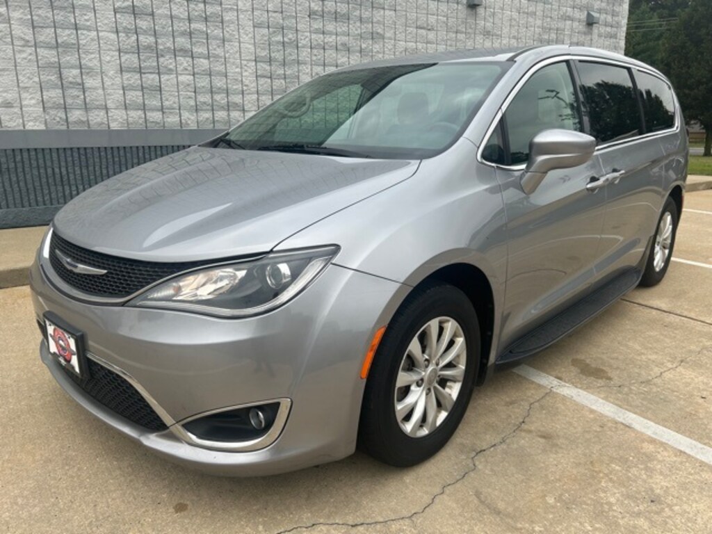 Used 2019 Chrysler Pacifica Touring Plus Minivan/Van
