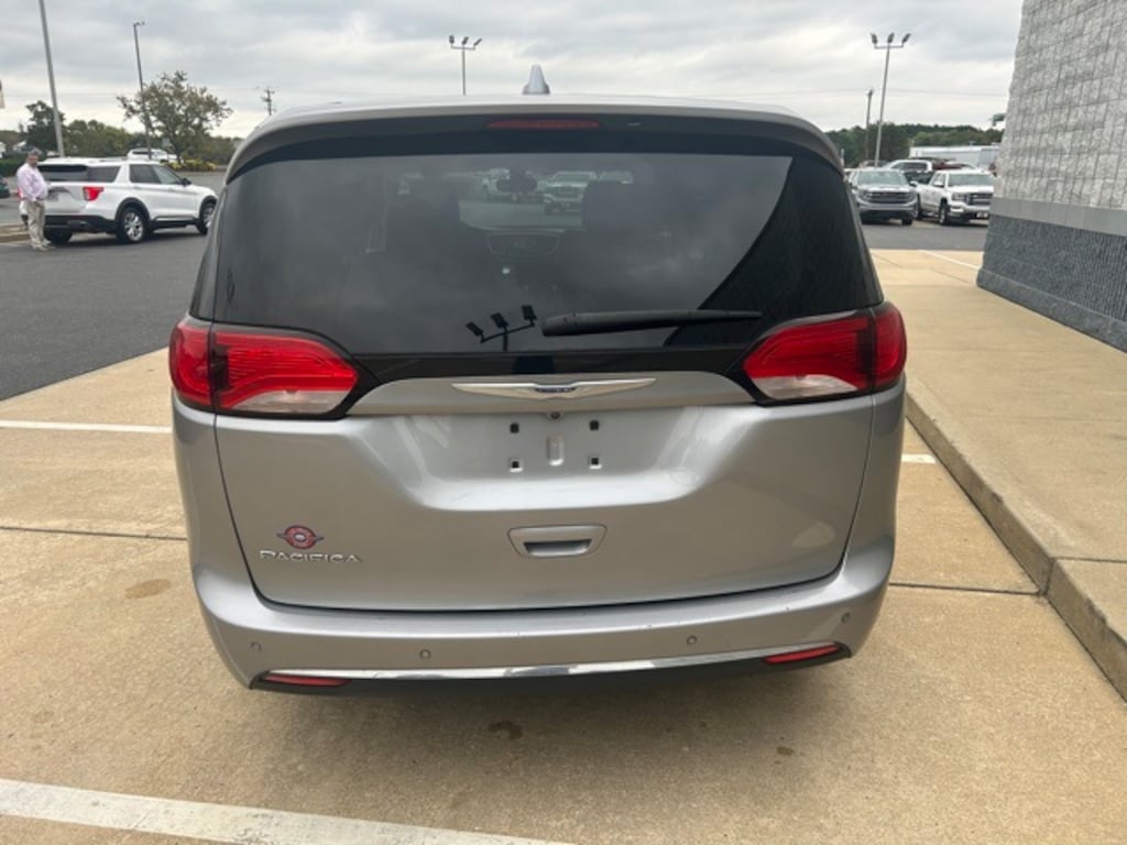 Used 2019 Chrysler Pacifica Touring Plus Minivan/Van