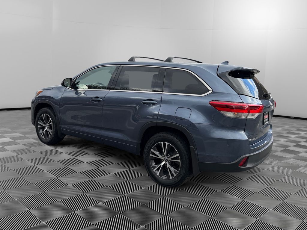 2018 Toyota Highlander LE Plus photo 4