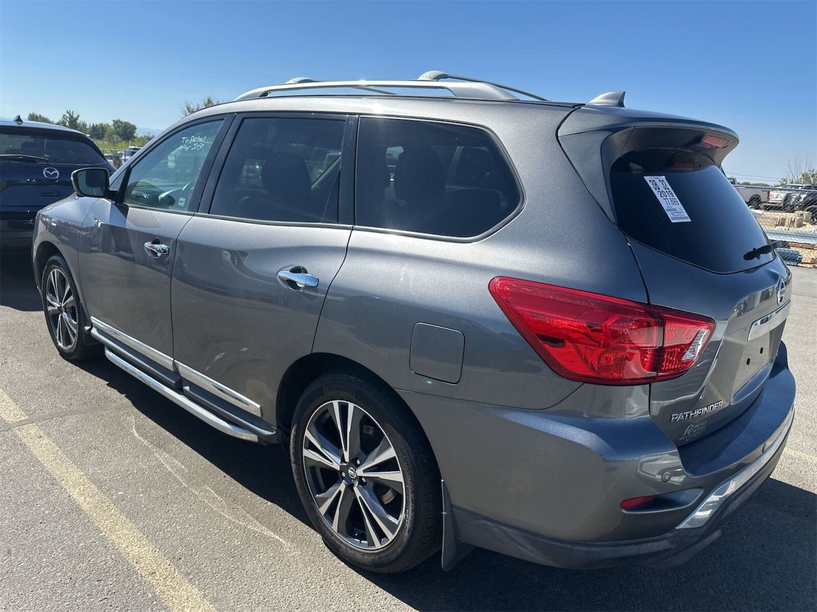 2019 Nissan Pathfinder Platinum photo 2