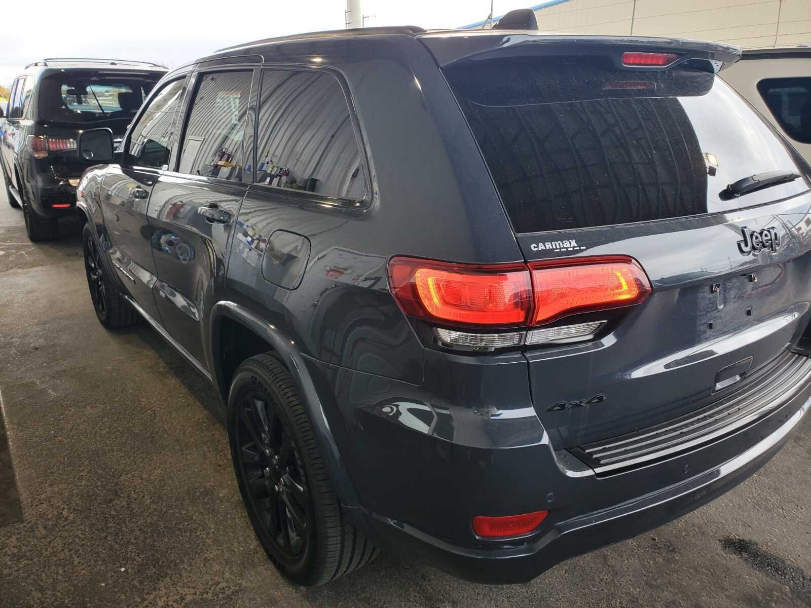 2018 Jeep Grand Cherokee Laredo Altitude photo 3