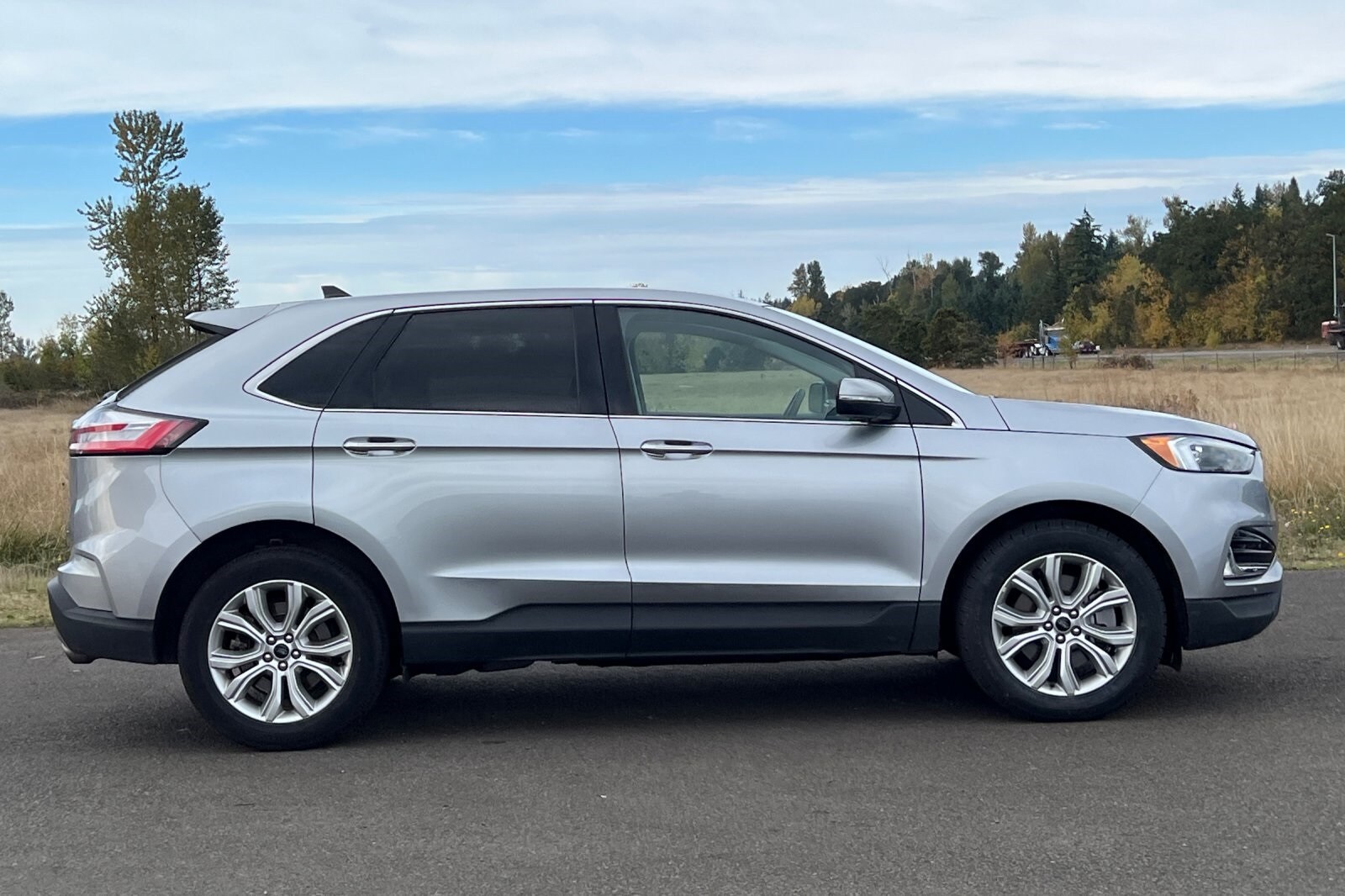 2024 Ford Edge Titanium photo 2
