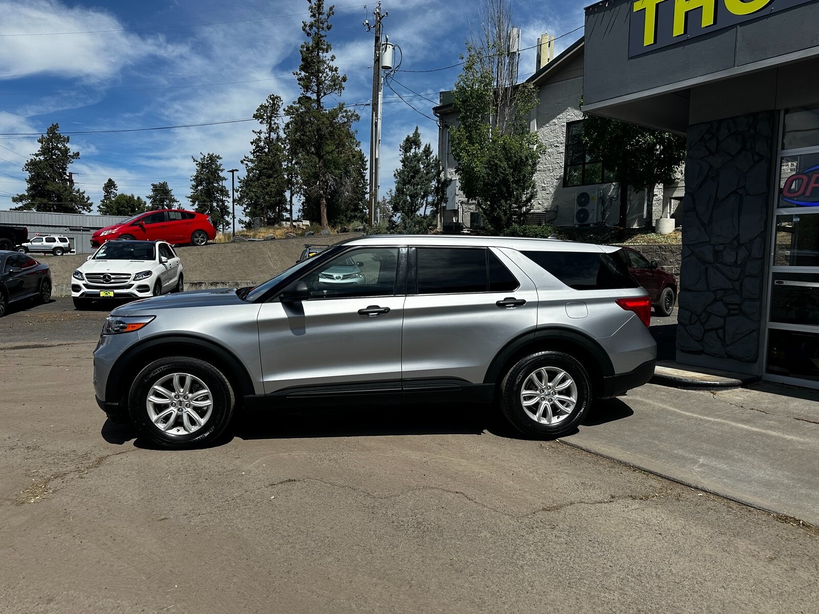2021 Ford Explorer Base photo 2