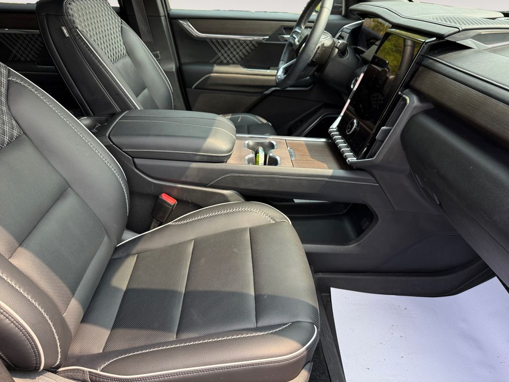 2024 GMC Acadia Denali - Photo 29