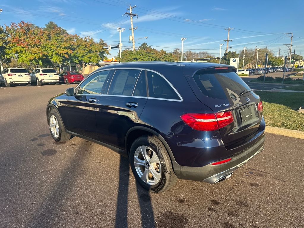 2018 Mercedes Benz GLC 300 4MATIC photo 3