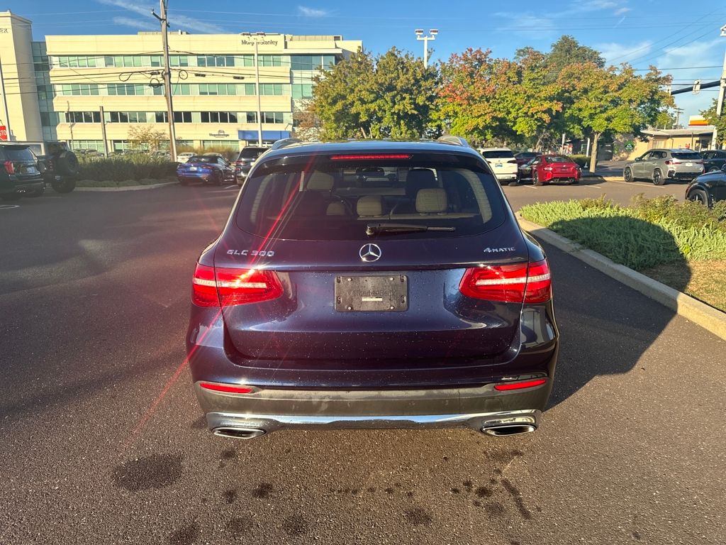 2018 Mercedes Benz GLC 300 4MATIC photo 4