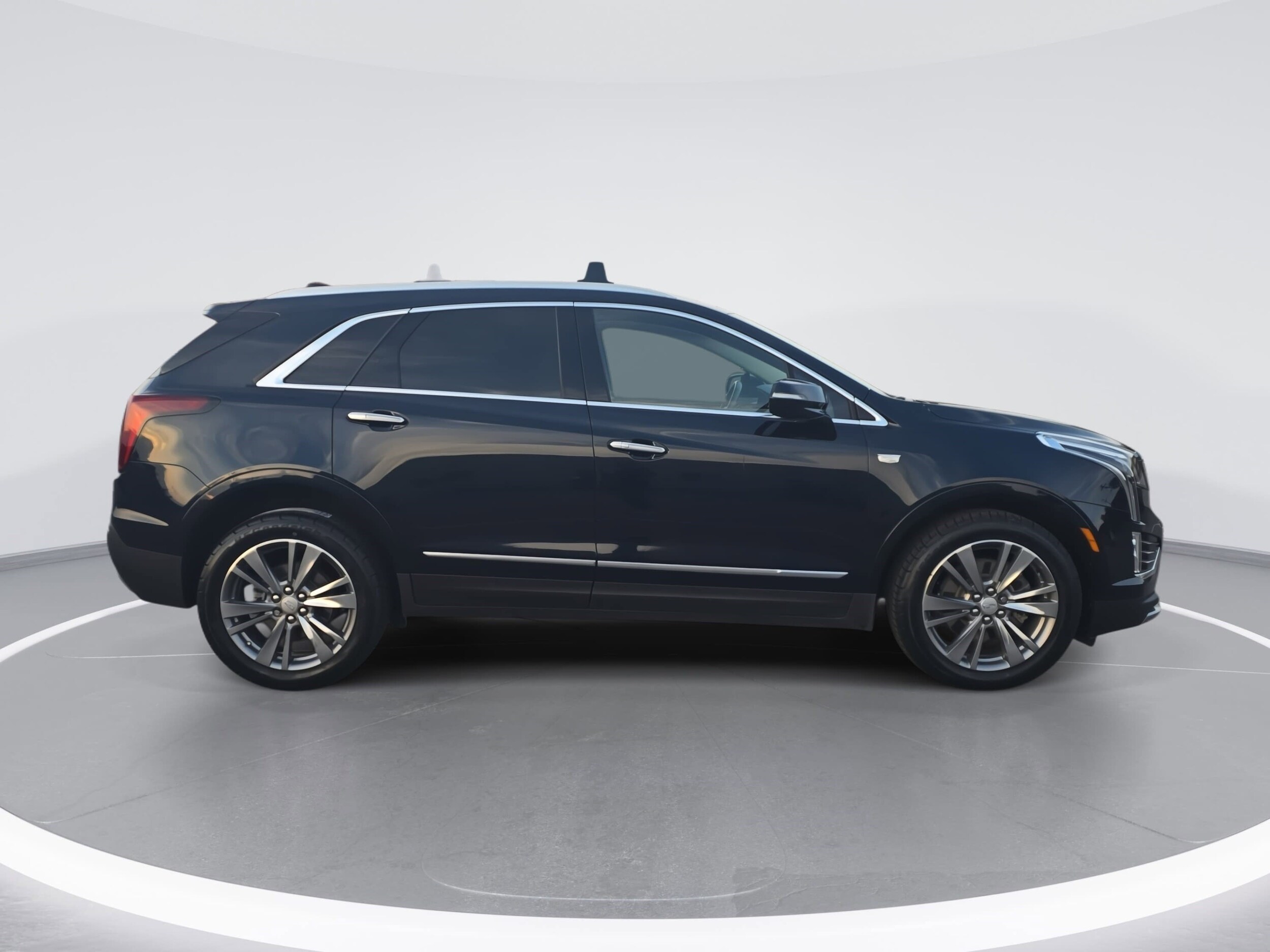 2022 Cadillac XT4 Premium Luxury photo 2