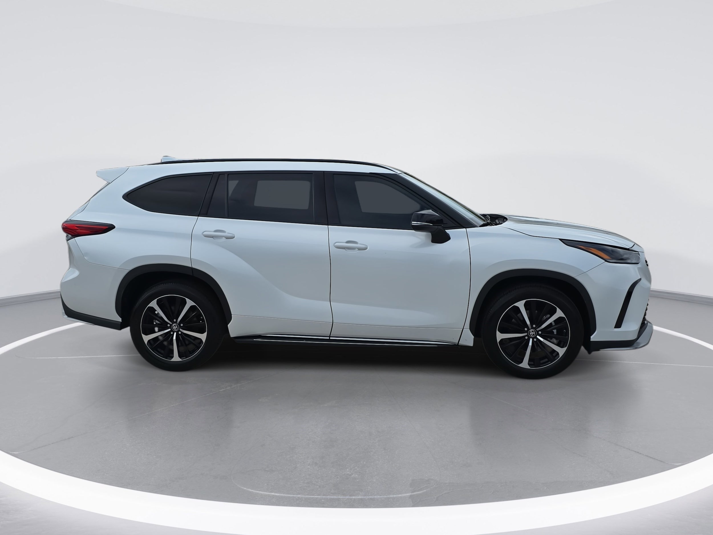 Used 2022 Toyota Highlander XSE with VIN 5TDLZRAH3NS134372 for sale in Raleigh, NC