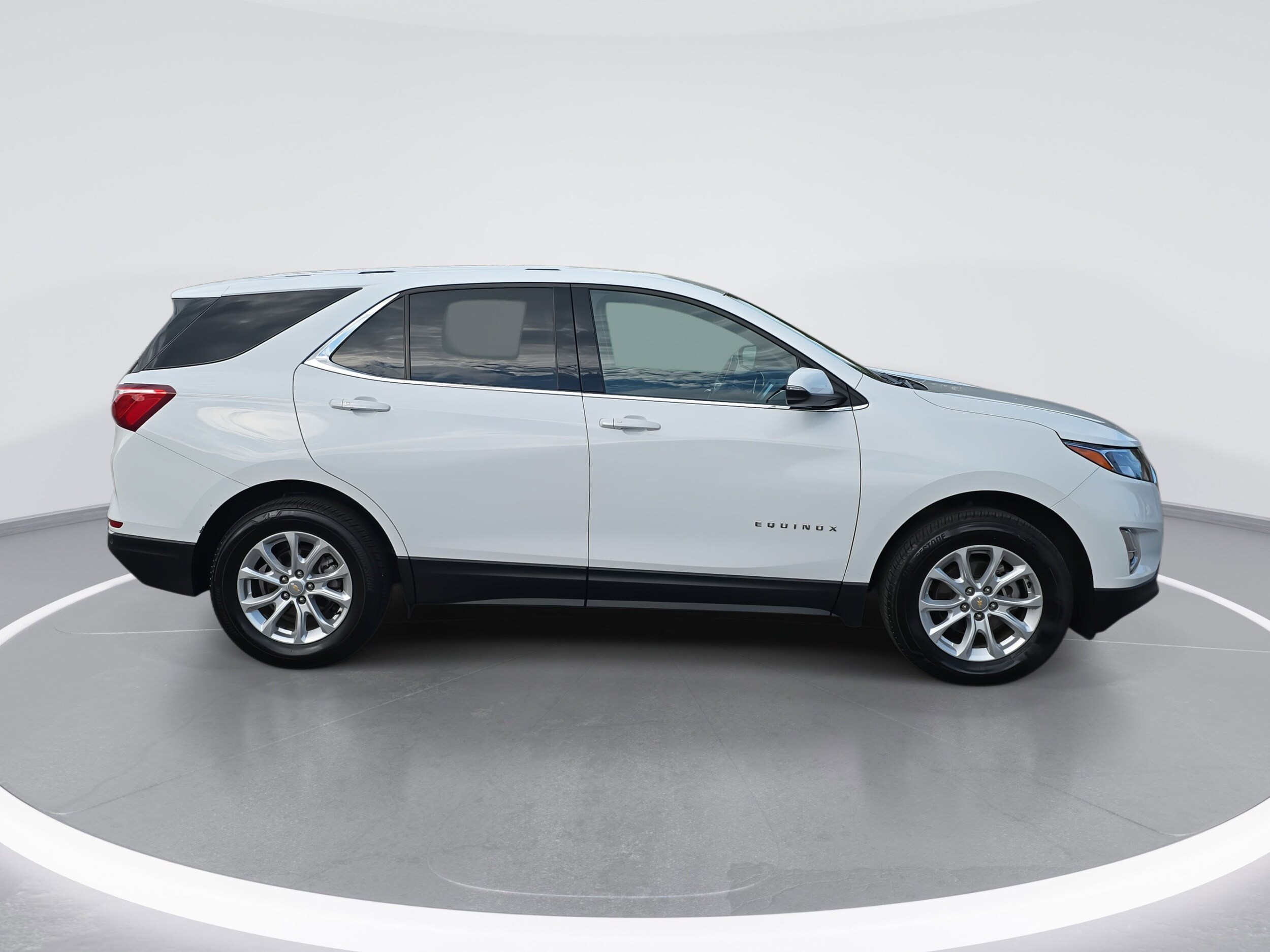2018 Chevrolet Equinox LT photo 2