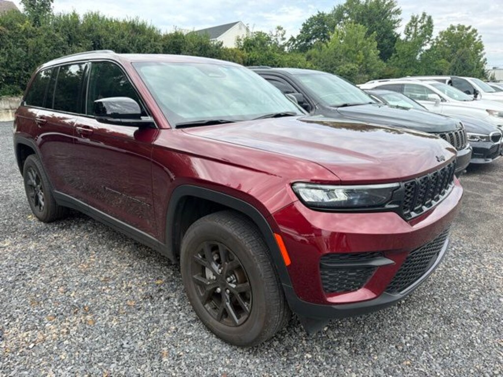 Used 2025 Jeep Grand Cherokee Laredo SUV