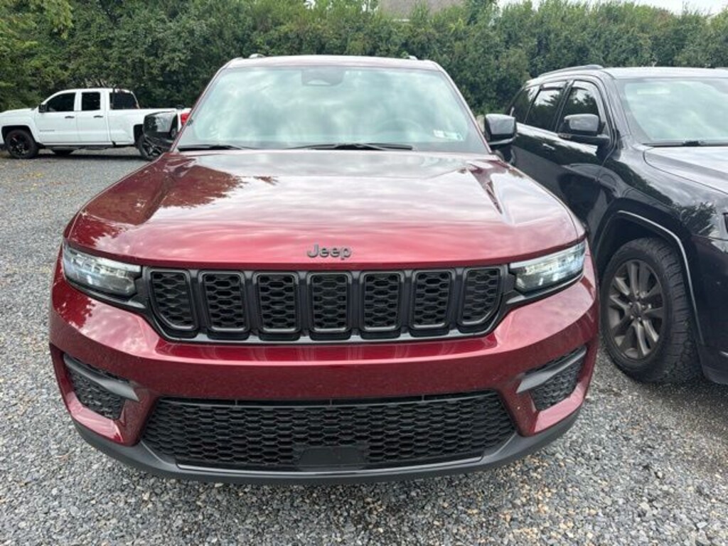 Used 2025 Jeep Grand Cherokee Laredo SUV