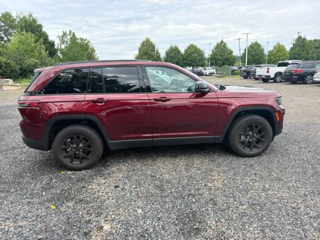 Used 2025 Jeep Grand Cherokee Laredo SUV