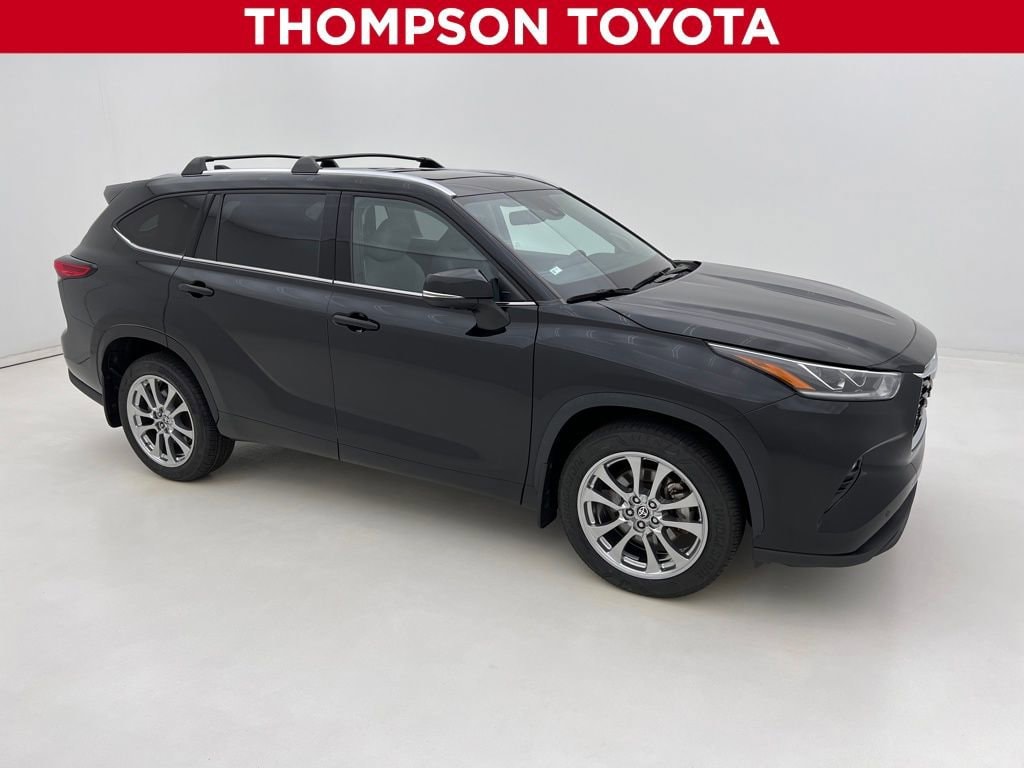 2022 Toyota Highlander Limited's photo