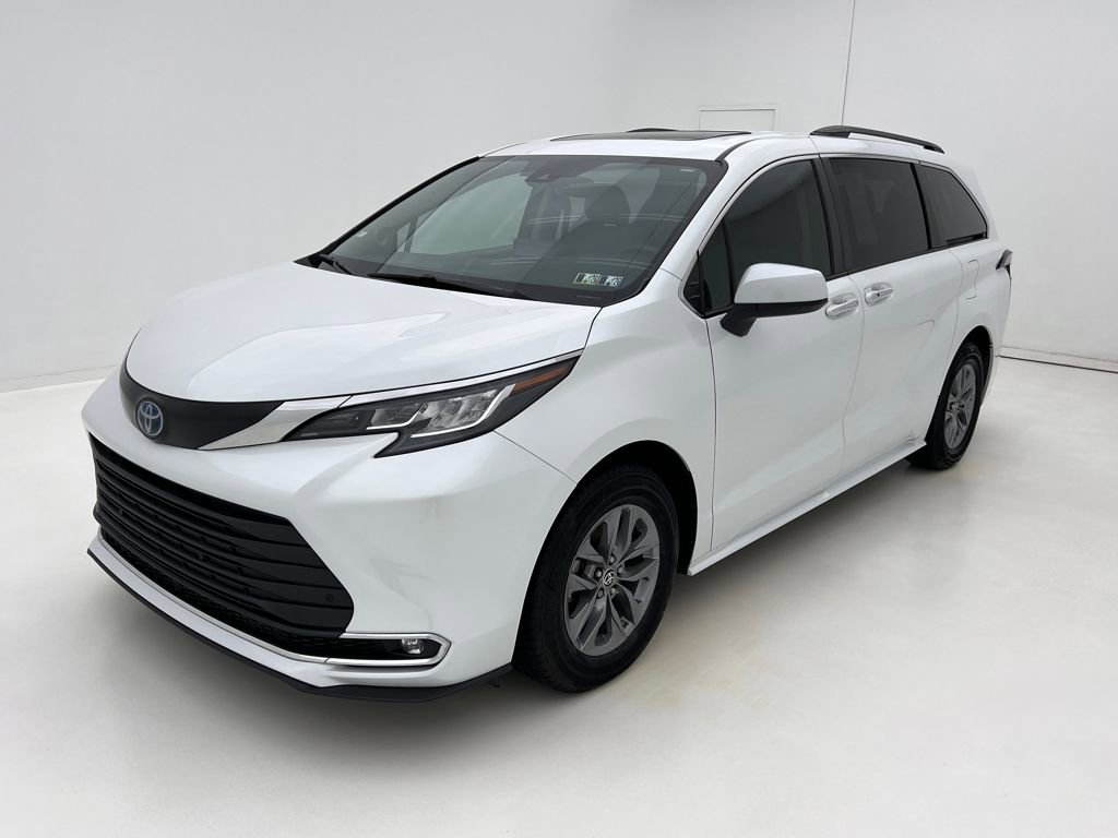 2022 Toyota Sienna XLE photo 4