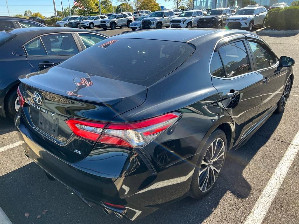 2018 Toyota Camry SE photo 3
