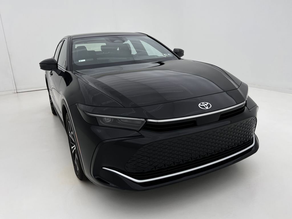 2025 Toyota Crown XLE photo 3